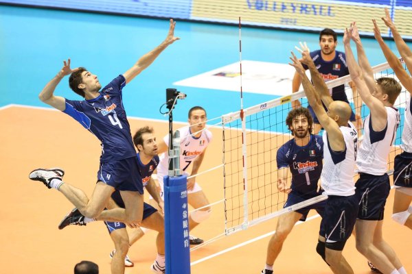 С волейболом