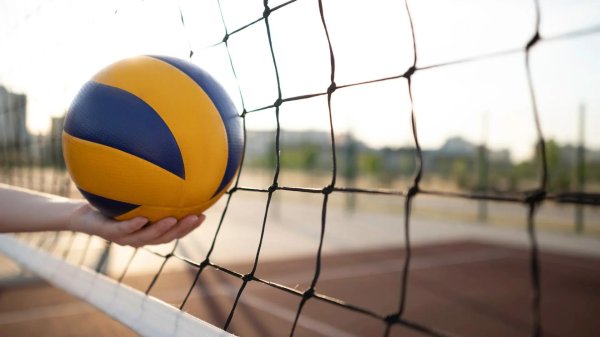 С волейболом