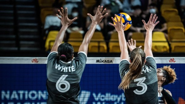 С волейболом