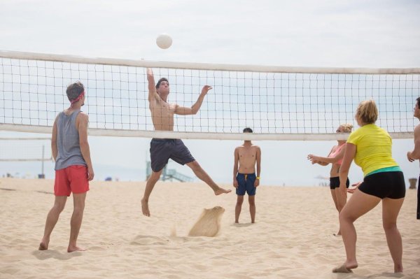 С волейболом