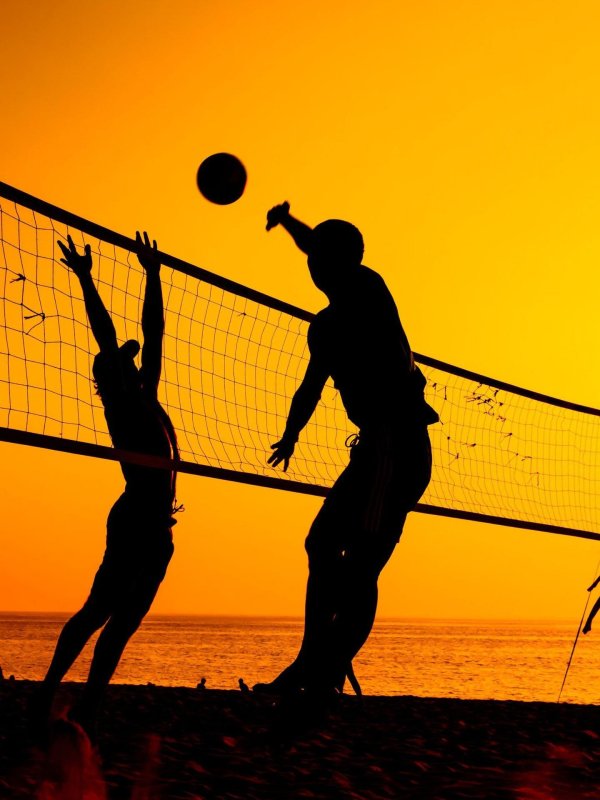 С волейболом
