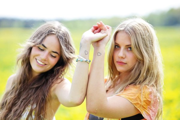 Две подруги