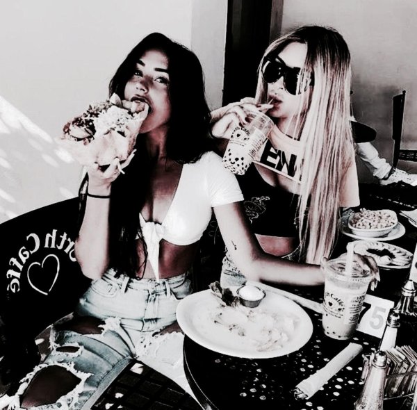 Две подруги