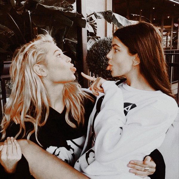 Две подруги