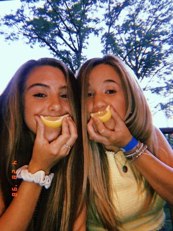 Две подруги