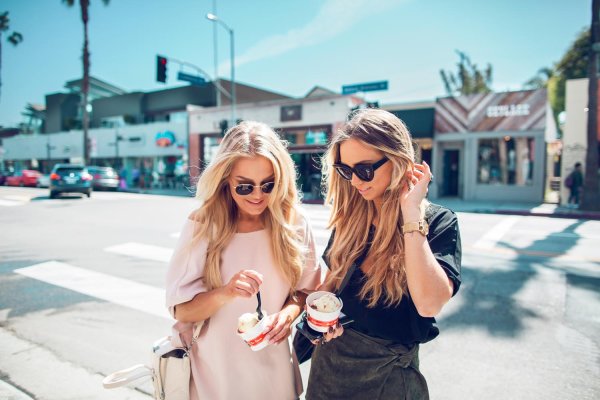 Две подруги