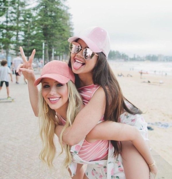 Две подруги