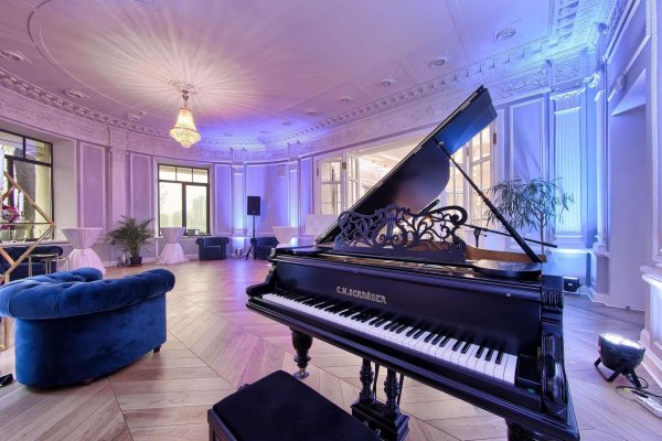 С роялем