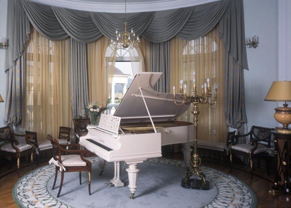 С роялем