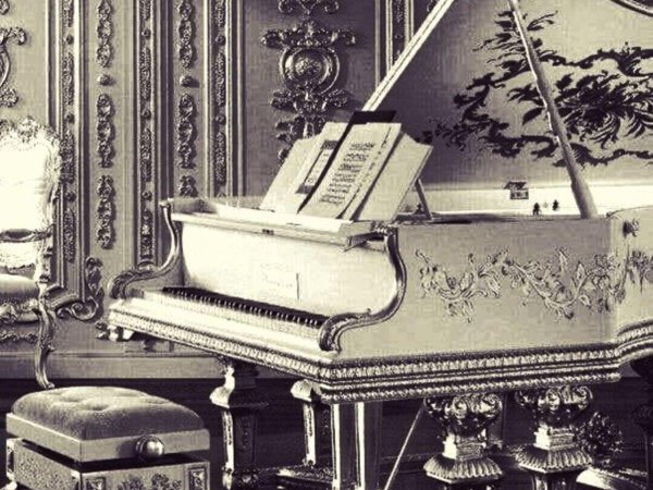 С роялем