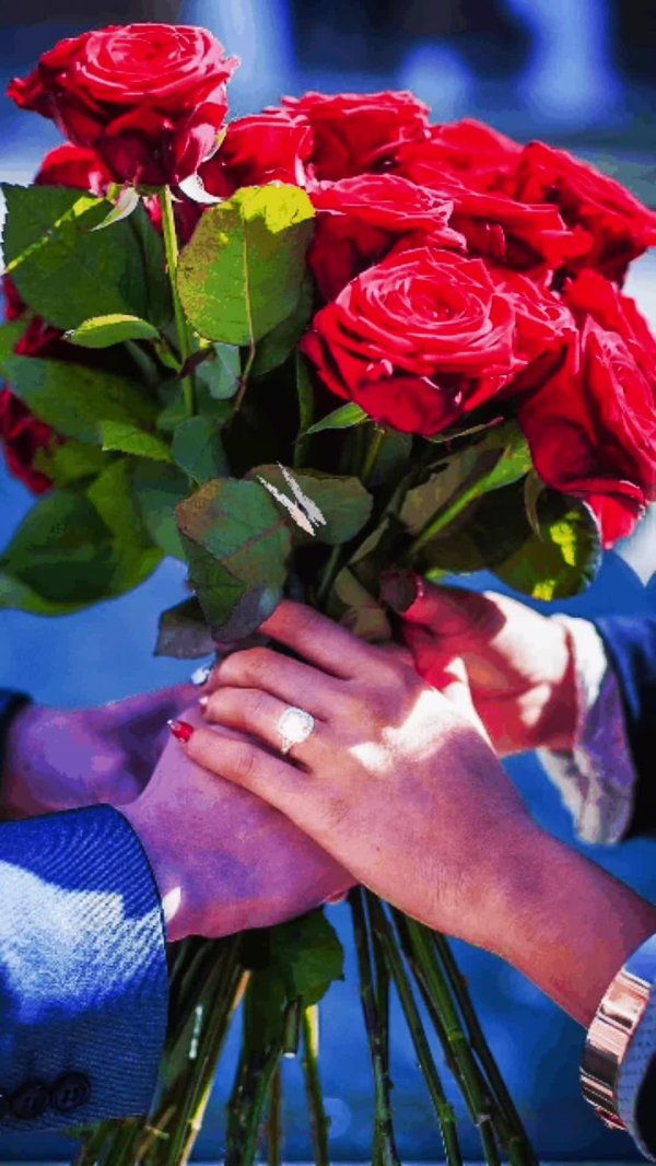 с розой в руках