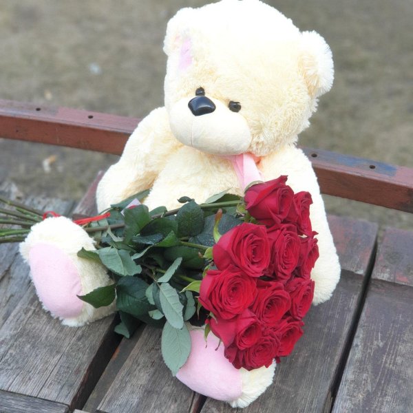 медвежонок с цветами