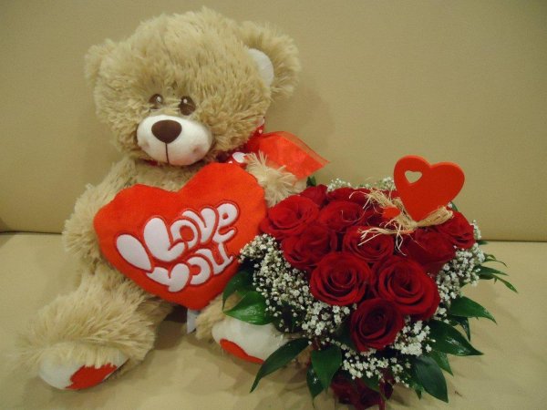 большой букет роз и мишка