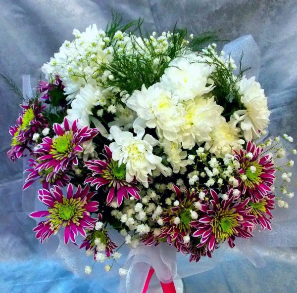 букет из хризантем кустовых и одноголовых