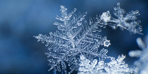 Снежинки зима