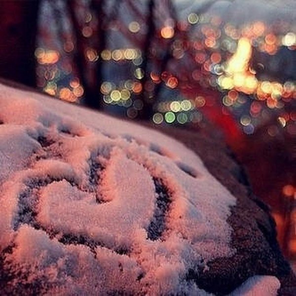 Зима с сердечком на снегу