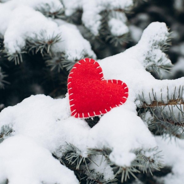Зима с сердечком на снегу