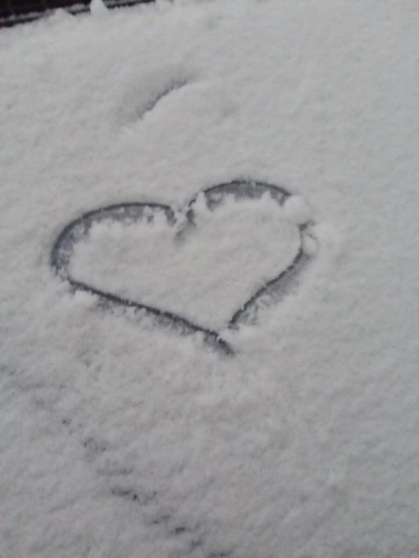 Зима с сердечком на снегу