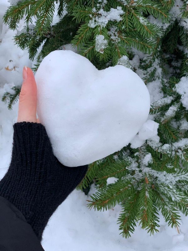 Зима с сердечком на снегу