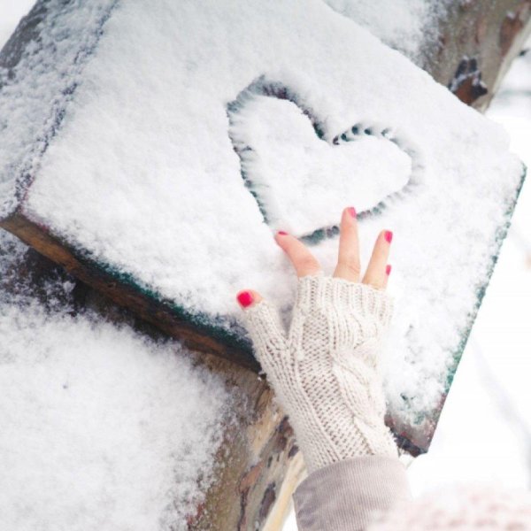 Зима с сердечком на снегу