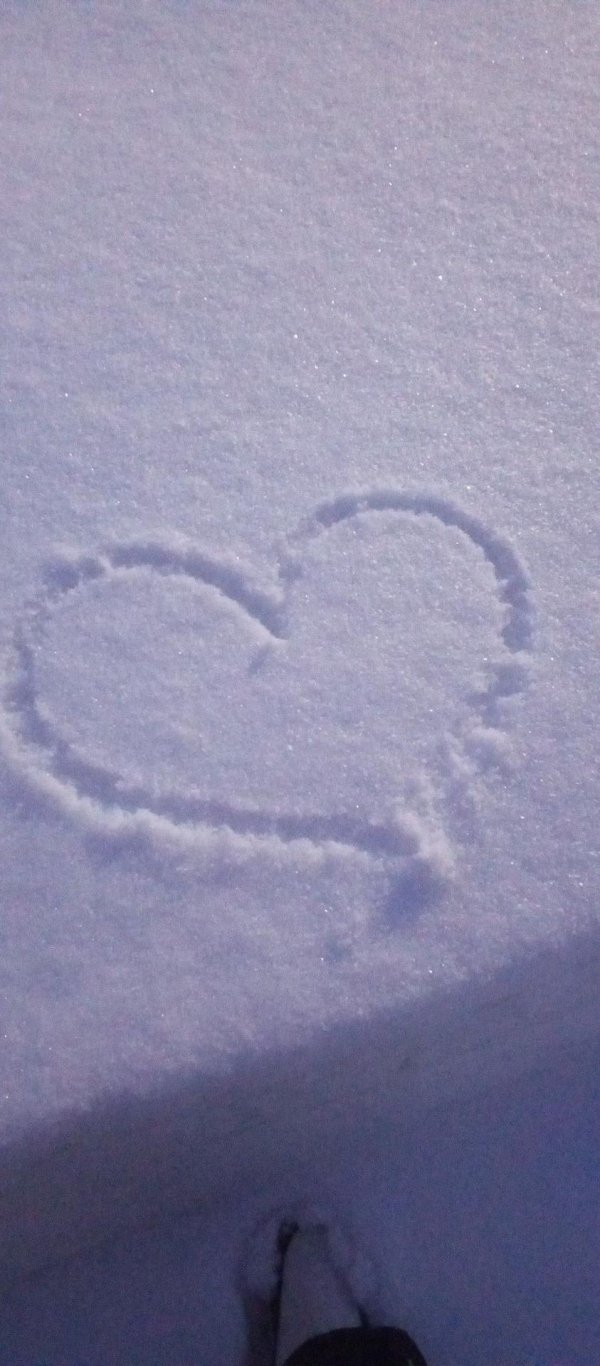 Зима с сердечком на снегу