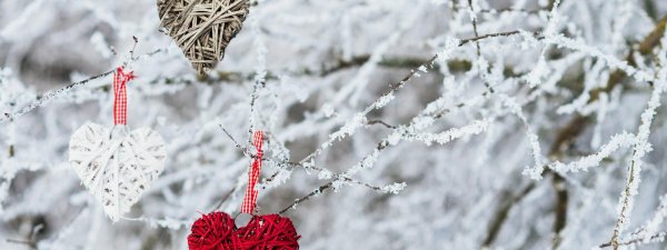 Зима с сердечком на снегу