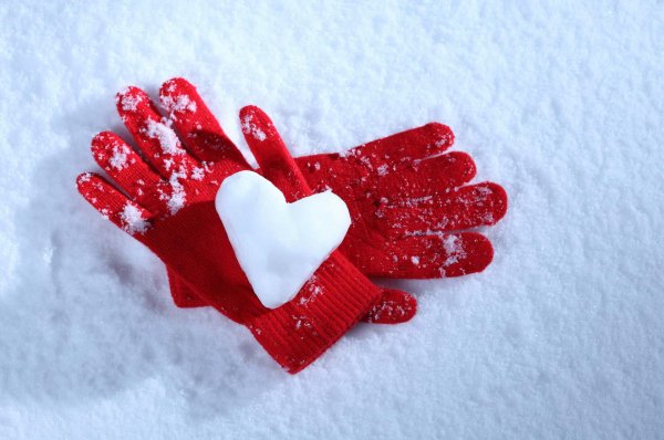 Зима с сердечком на снегу