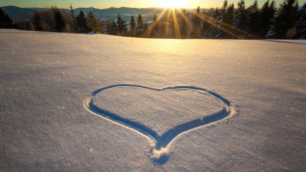 Зима с сердечком на снегу