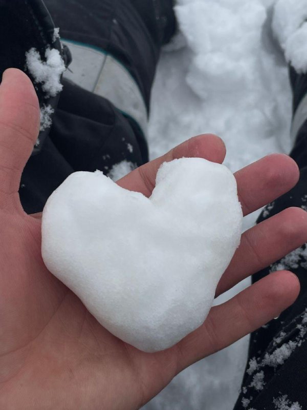 Зима с сердечком на снегу