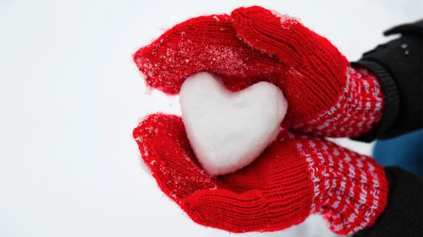 Зима с сердечком на снегу