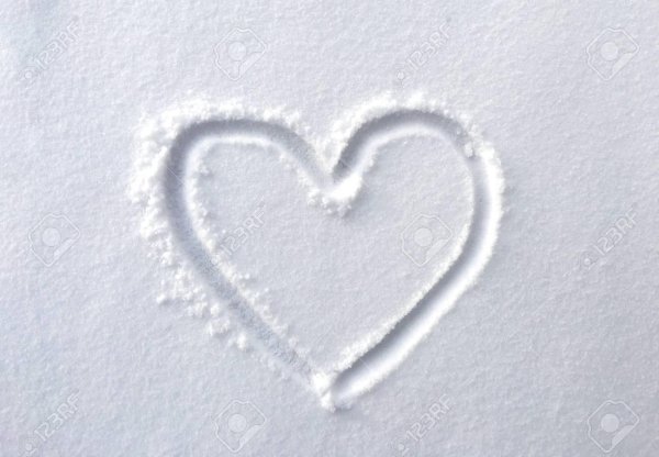 Зима с сердечком на снегу