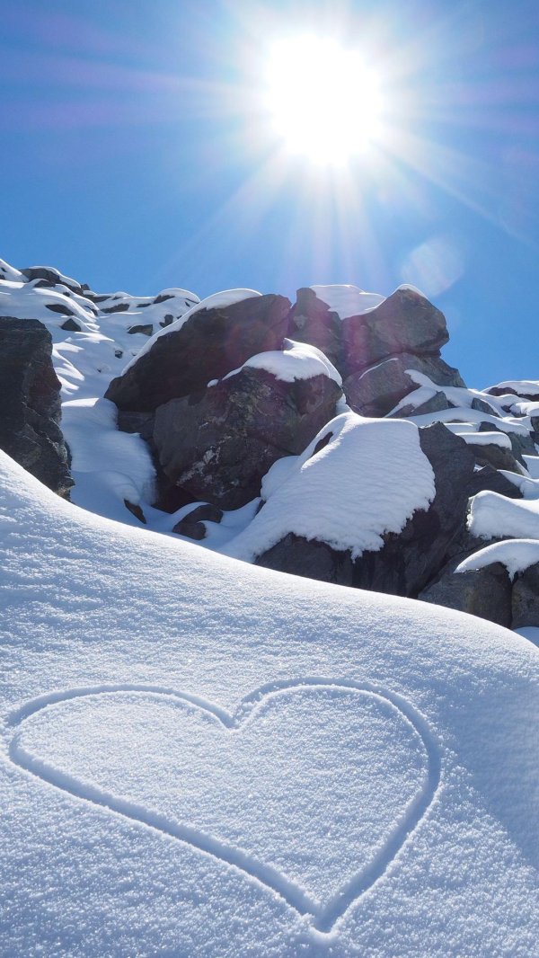 Зима с сердечком на снегу