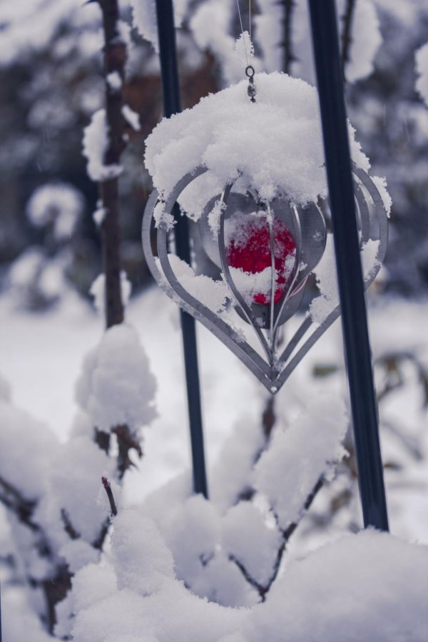 Зима с сердечком на снегу