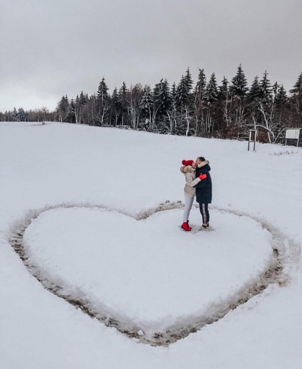 Зима с сердечком на снегу