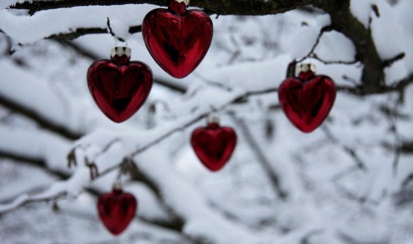 Зима с сердечком на снегу