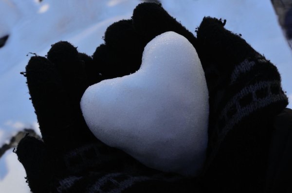 Зима с сердечком на снегу