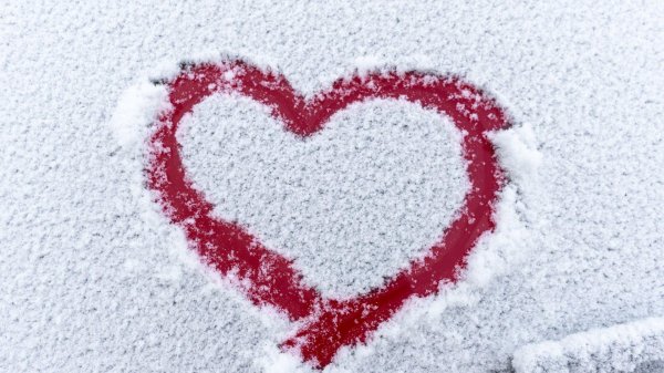 Зима с сердечком на снегу