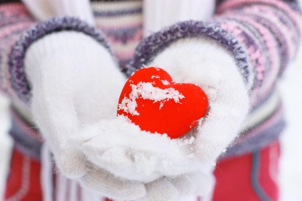 Зима с сердечком на снегу