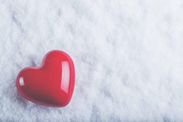 Зима с сердечком на снегу
