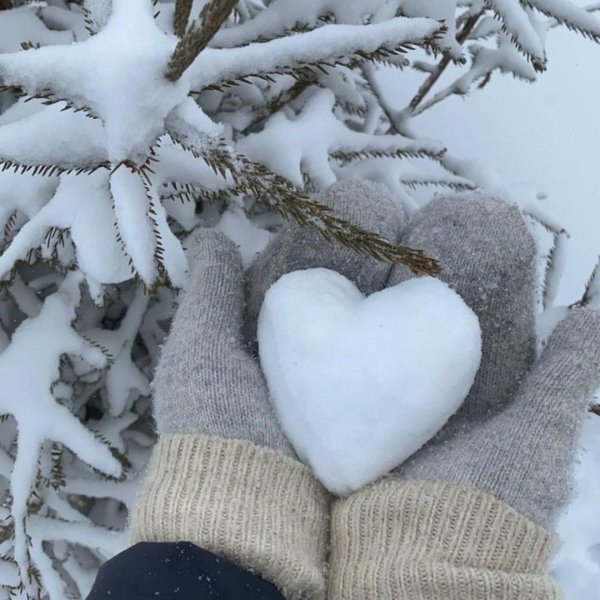 Зима с сердечком на снегу