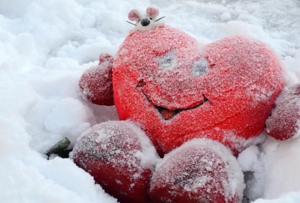 Зима с сердечком на снегу