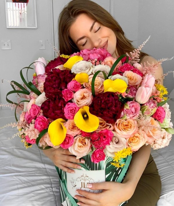 девушка с цветам