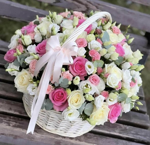 корзина с кустовыми пионовидными розами