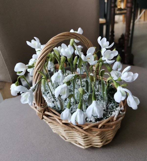 корзина с подснежниками