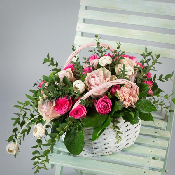 корзина с пионовидными розами