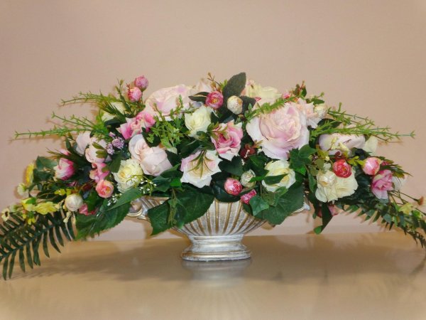 интерьерная композиция из искусственных цветов