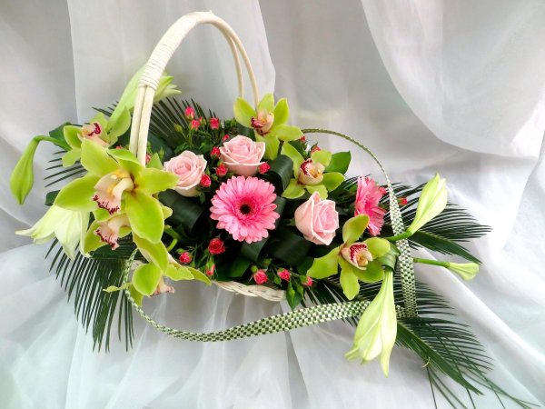 композиция из цветов в корзине