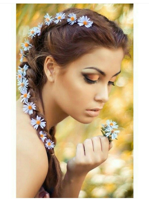 цветок в волосах