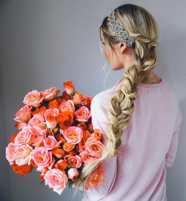 блондинка с букетом