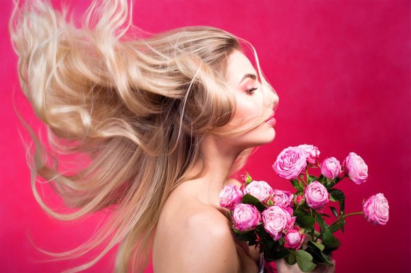 блондинка с розами